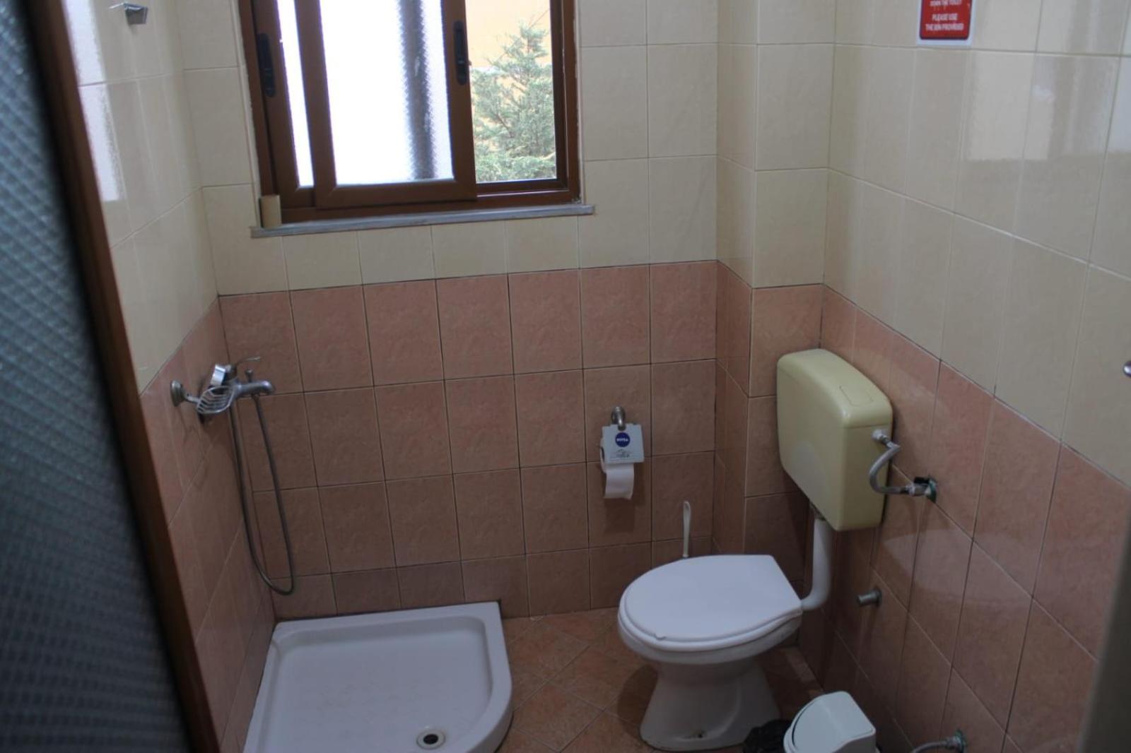 Crew Hostel Τίρανα Εξωτερικό φωτογραφία